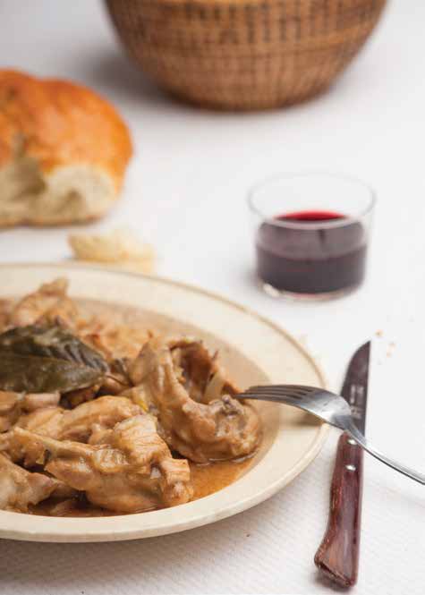 Conejo en salsa: o coelho em molho de xerez, a receita de domingo das casas do campo