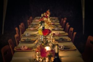 Mesa comprida posta ao ar livre para um jantar, imagem de arquivo que não mostra o Sopar a la Fresca de Ciutadella